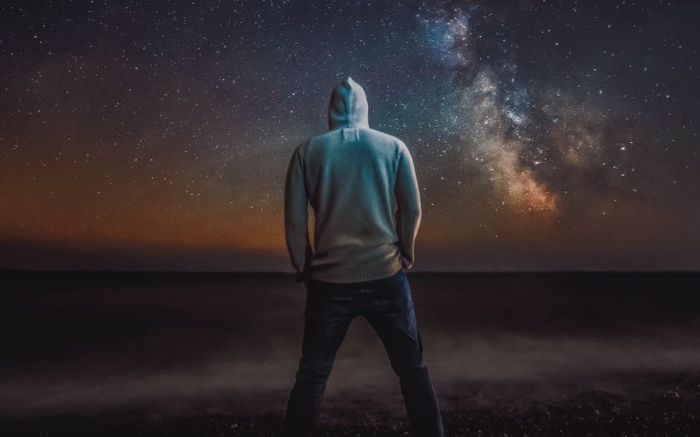 motivációs térkép képzés, motivált srác éjszaka csillagokkal