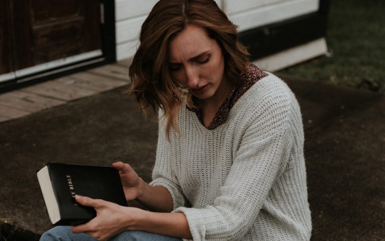 bölcsesség, hölgy Bibliával a kezében